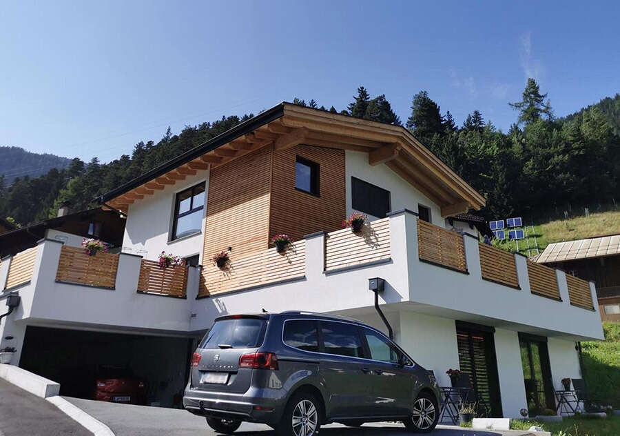 Hausansicht von Appartement Grafoner im Sommer