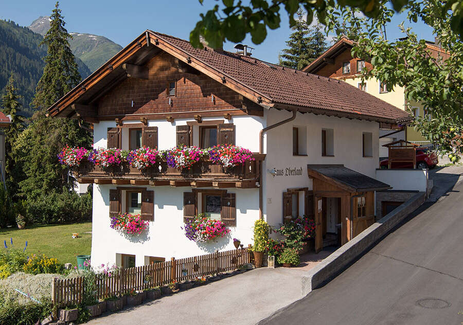 Hausansicht von Haus Oberland im Sommer