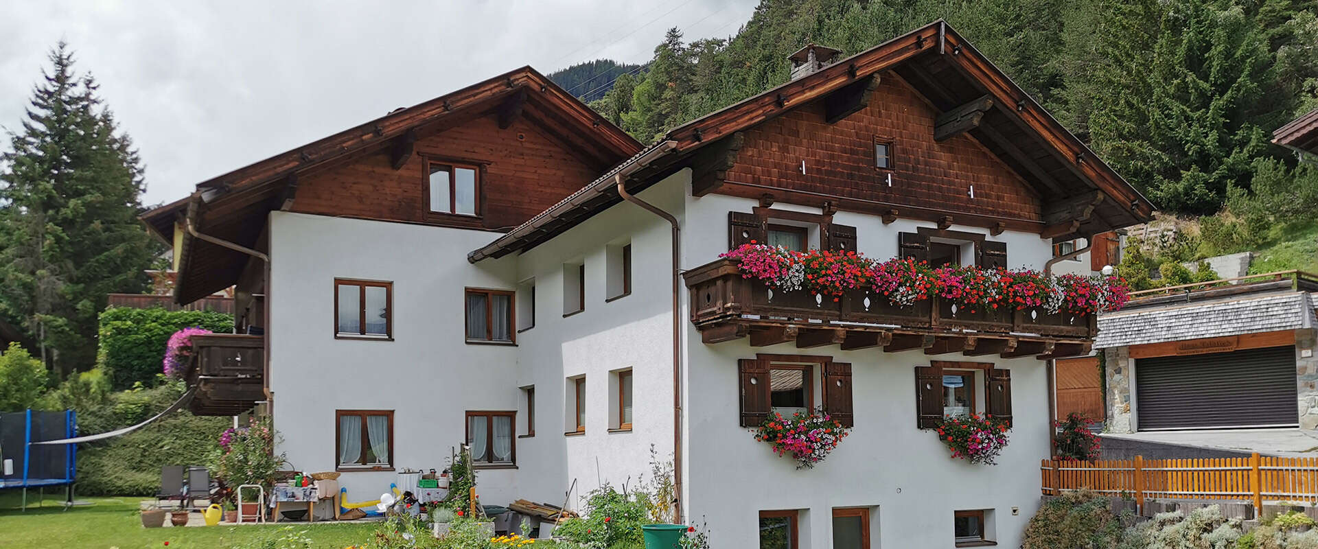Hausansicht von hinten Haus Oberland im Sommer